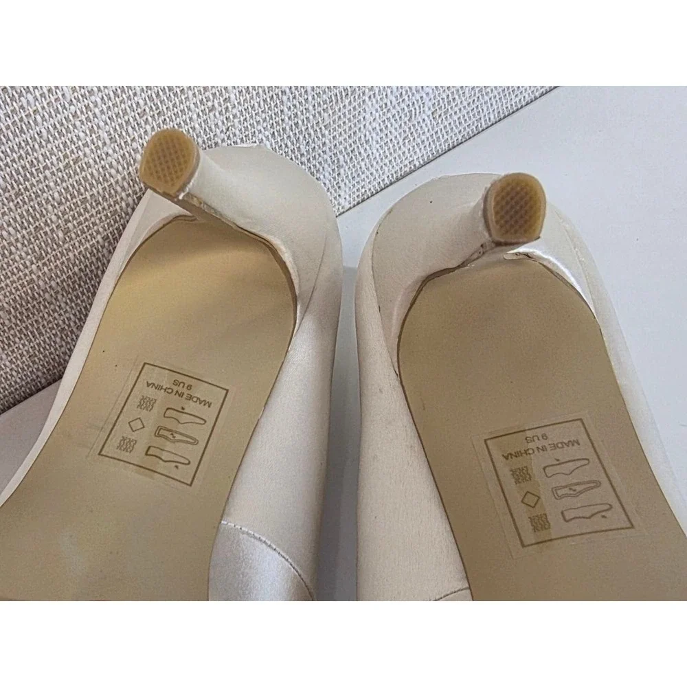 ShoeDazzle Dazzle Ever After Ivory Satin Rhinestone Peep Toe Pumps 9 052/019